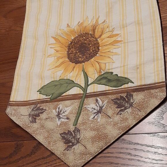 Pretty sunflower runner for your table to welcome Fall. - Picture 2 of 6